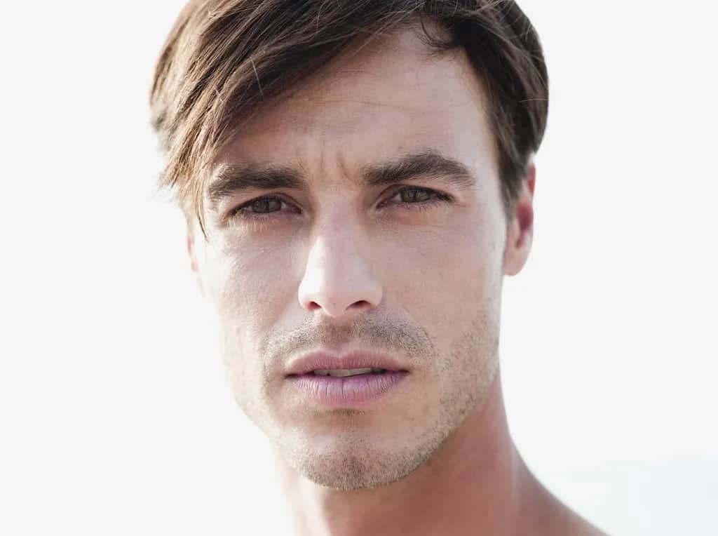 Długa grzywka męska: 7 stylowych fryzur które odmłodzą