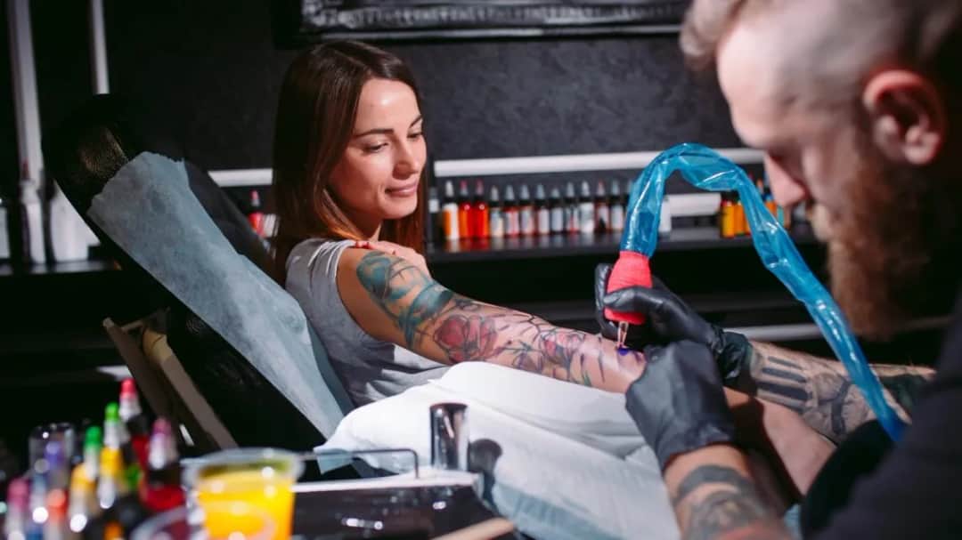 Od którego roku życia tatuaż? Co mówią przepisy?
