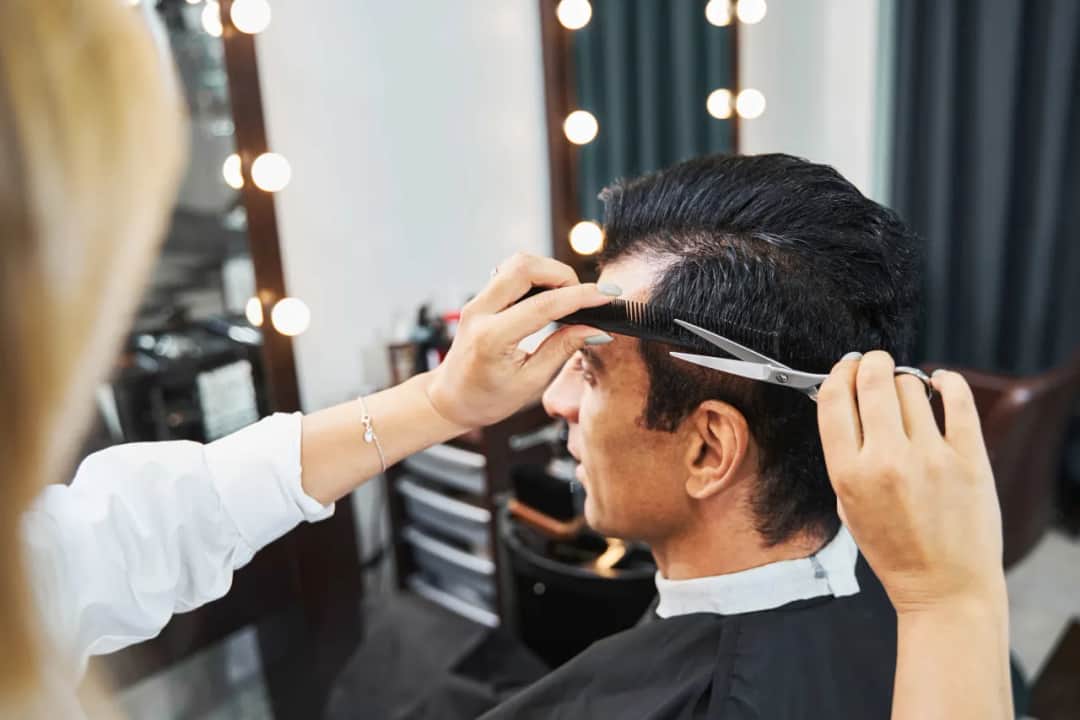 Na którą stronę grzywka u chłopaka? Sekrety stylizacji, które zaskoczą