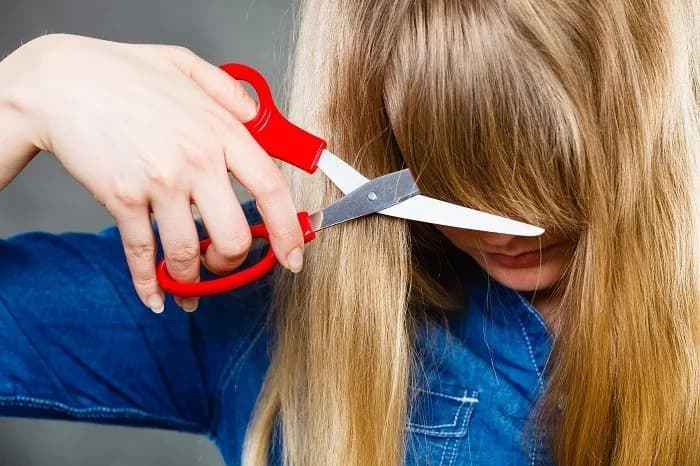 Jak samodzielnie obciąć grzywkę na bok cieniowaną – krok po kroku