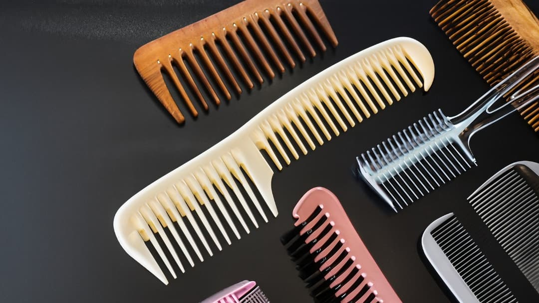 Grzebienie dla każdego: Jak dobrać idealny grzebień do włosów i brody?