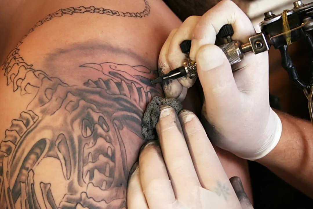 Gdzie boli tatuaż najbardziej? Mapa wrażliwych miejsc