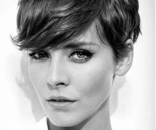 Jak układać krótkie włosy z grzywką – skuteczne techniki stylizacji i pielęgnacji