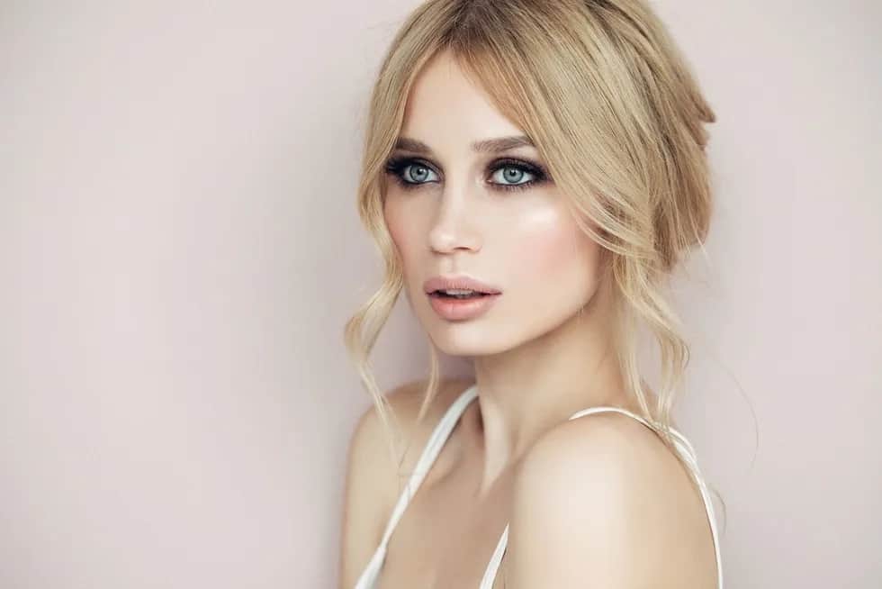 Grzywka firanka dla kogo? Dowiedz się, czy to fryzura dla ciebie!