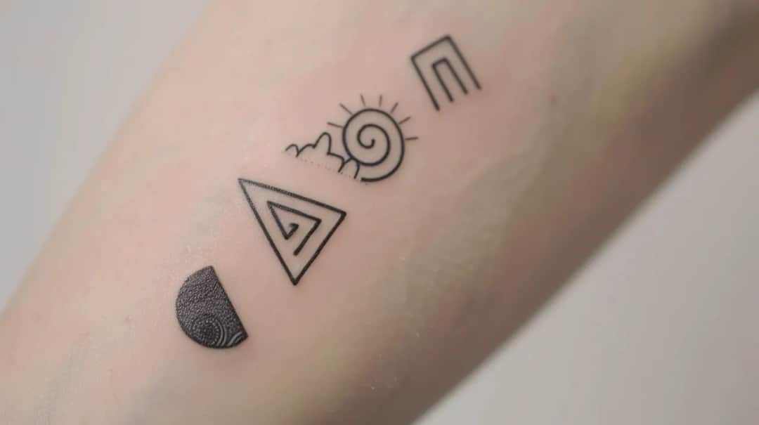 Minimalistyczny tatuaż: 5 prostych wzorów z głębokim sensem
