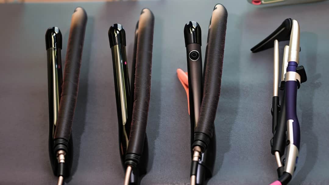 Najlepsze akcesoria do stylizacji włosów: Lokówki, falownice, gumki i ozdoby - Poradnik